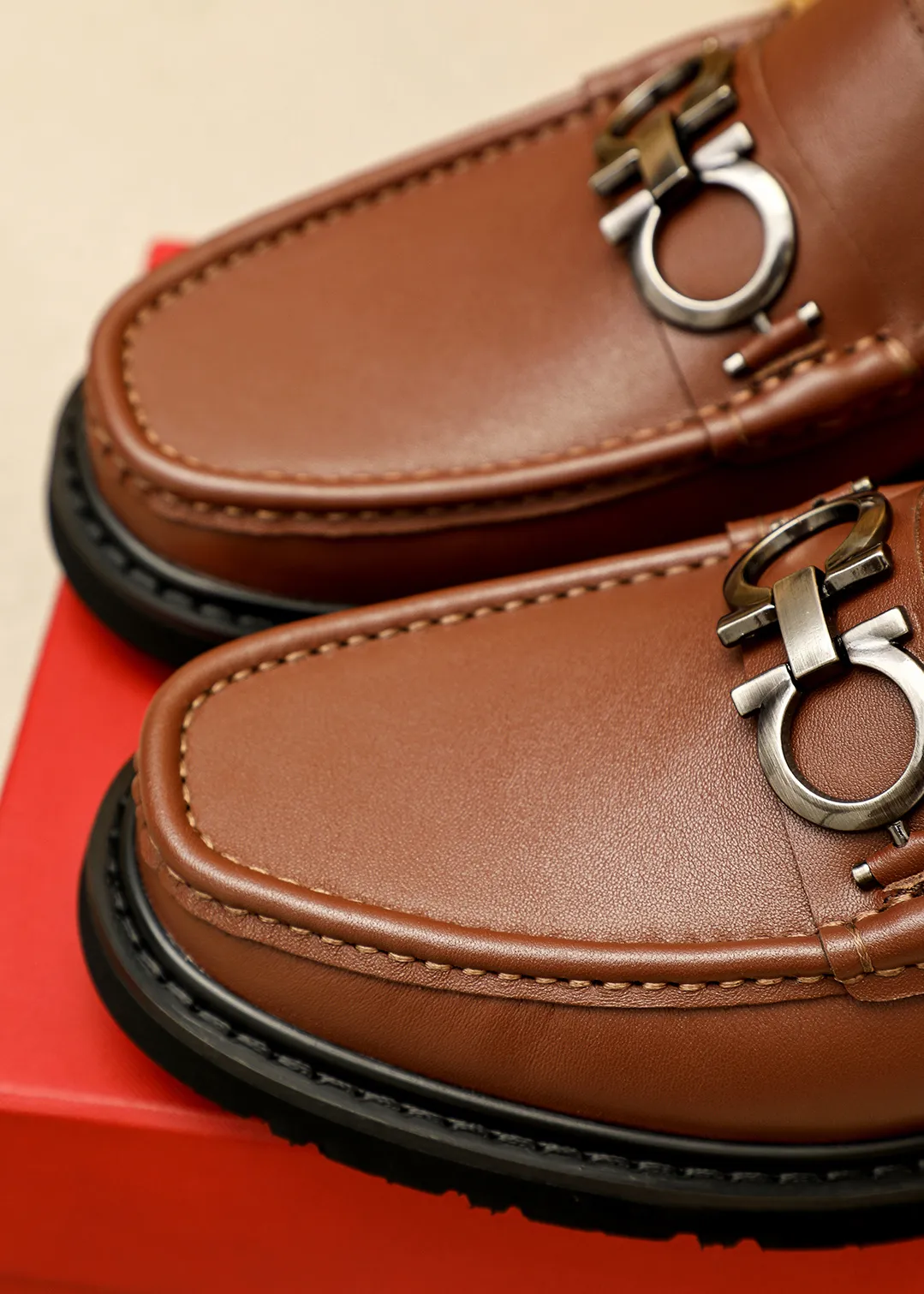 Men's shoes 💰520 💐 Product trademark: Ferragamo "Ferragamo" casual leather shoes Regular size: 38-44 (45.46🉑️customized) Product materials: Selected imported first-layer calfskin upper + original hardware buckle, imported water-dyed cow leather lining. Strong three-dimensional visual effect, original outsole color: 2 colors available